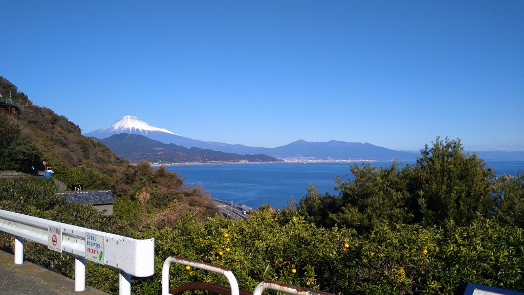 富士山がよく見える某所。冬場の空気はきれいで、はっきり見えます。
