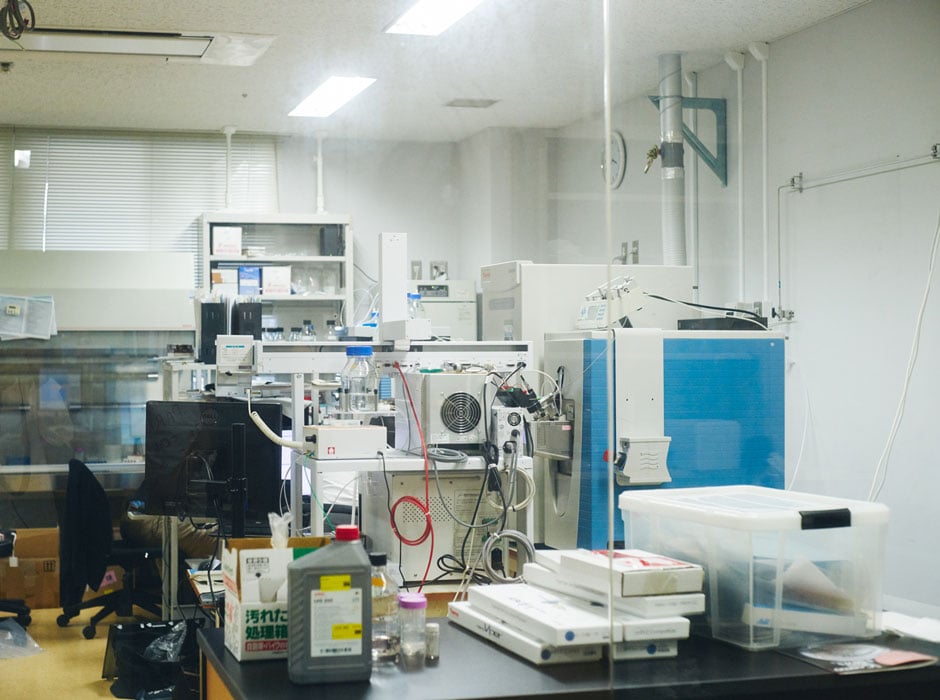 上田さんの在籍している東京大学の実験室。細胞の実験をするため、埃が入らないように空間が密閉されている。