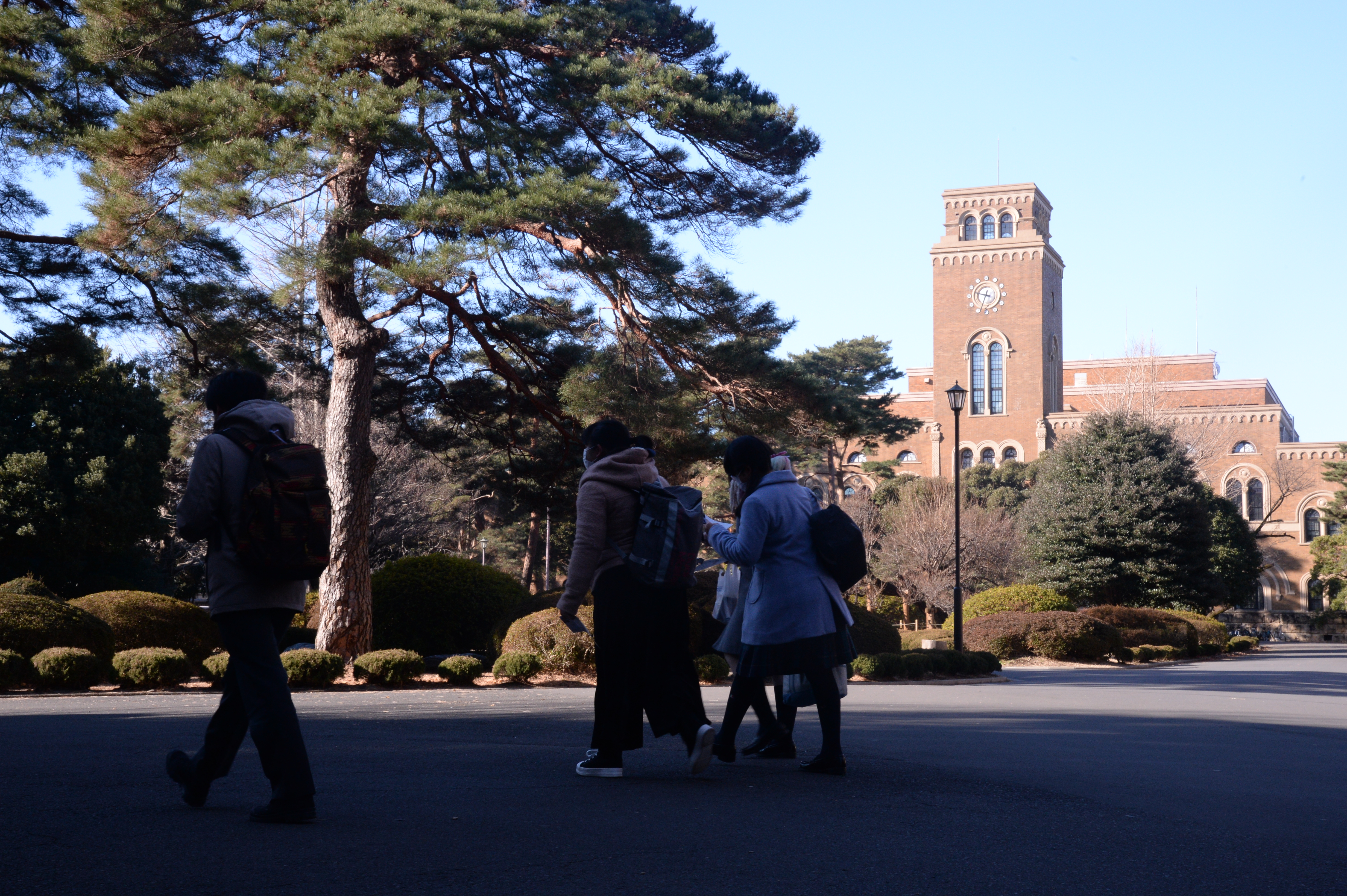 会場入りする受験生(協力:一橋大学)