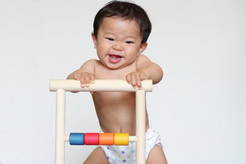 つかまり立ちを始める赤ちゃんにおすすめのおもちゃ