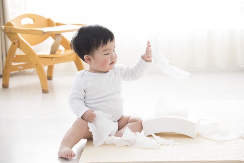 赤ちゃんのいたずらは大切な成長過程