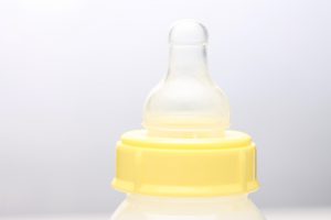 哺乳瓶の乳首のサイズアップはいつ？ 赤ちゃん成長ナビ（小児科専門医師 監修） 